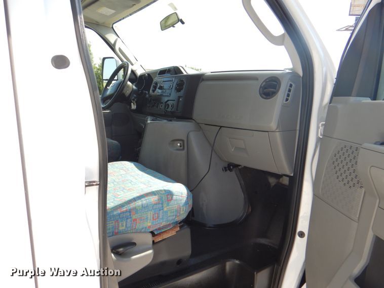 image for item HT9285 2009 Ford E350  shuttle bus