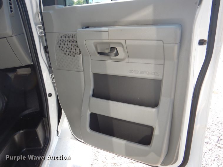 image for item HT9285 2009 Ford E350  shuttle bus