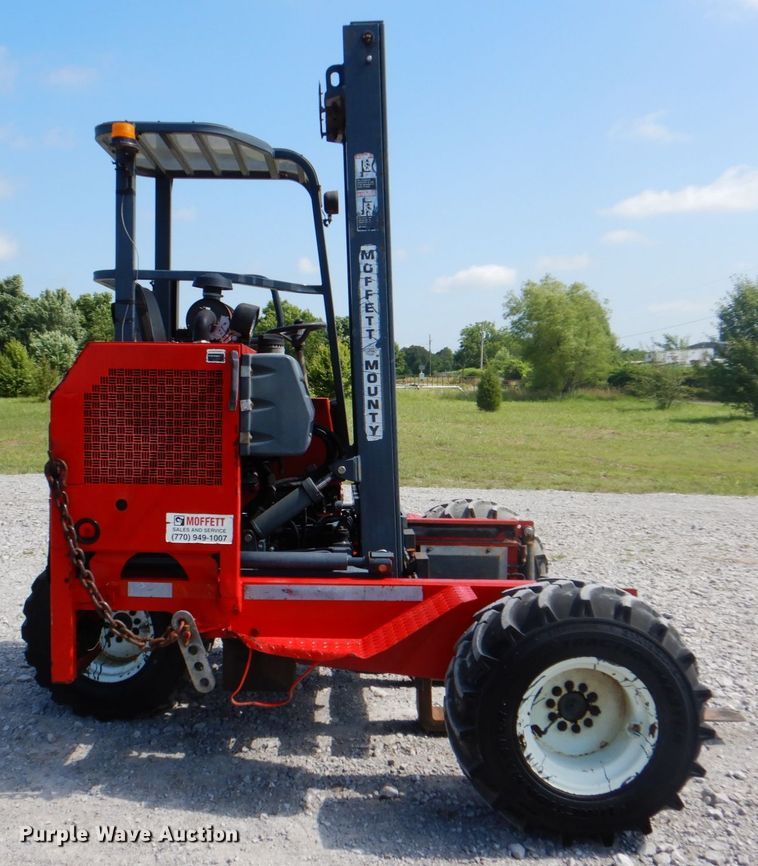 image for item HT9287 2001 Moffett M5500  forklift