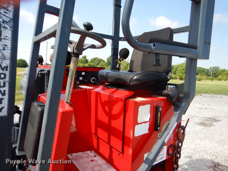 image for item HT9287 2001 Moffett M5500  forklift