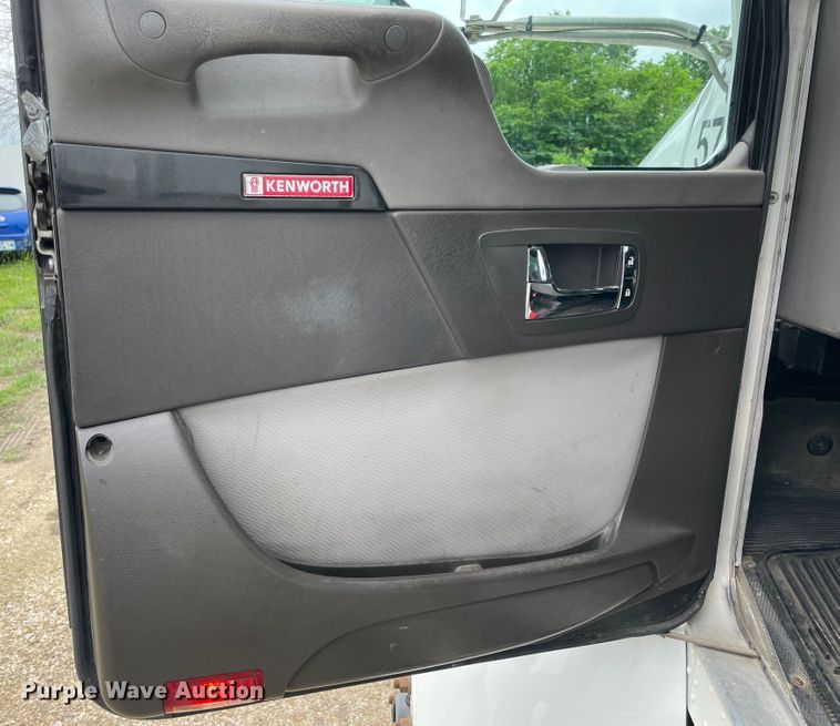 image for item IC9333 2015 Kenworth T270  box truck