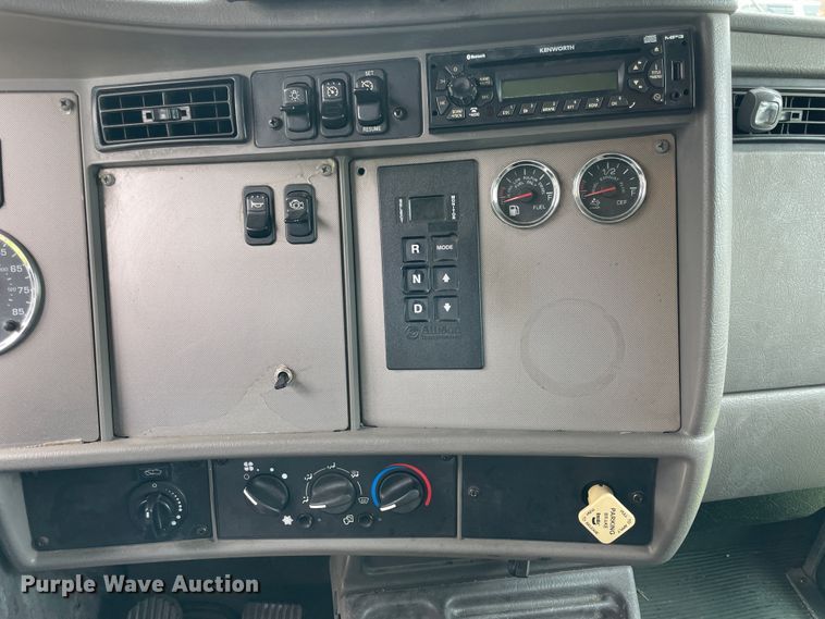 image for item IC9334 2013 Kenworth T270  box truck