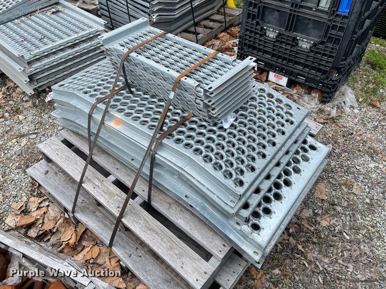 image for item IC9408 (4) pallets of assorted railcar grating