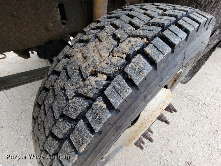 image for item IF9848 2001 Ford F550 Super Duty  utility / service truck