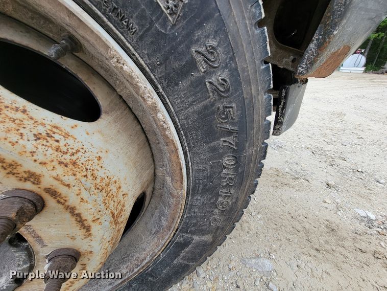 image for item IF9848 2001 Ford F550 Super Duty  utility / service truck