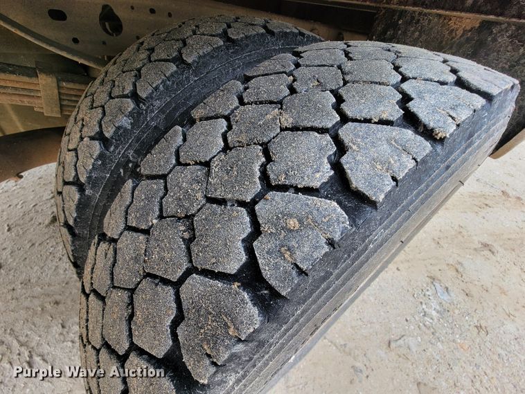 image for item IF9848 2001 Ford F550 Super Duty  utility / service truck