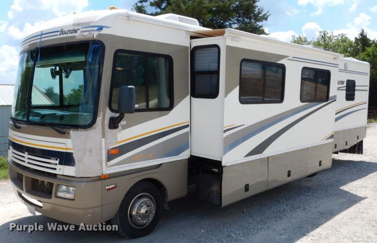 image for item IL9488 2004 Fleetwood Bounder  RV