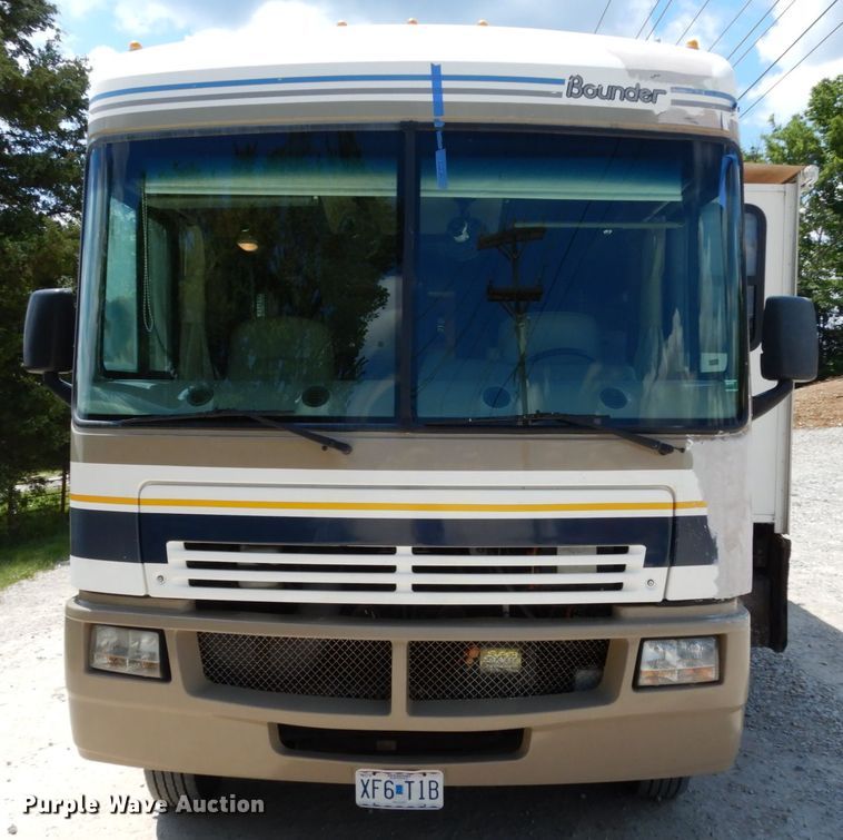 image for item IL9488 2004 Fleetwood Bounder  RV
