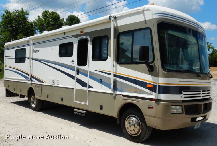 image for item IL9488 2004 Fleetwood Bounder  RV