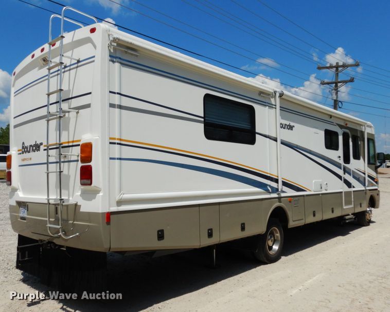 image for item IL9488 2004 Fleetwood Bounder  RV