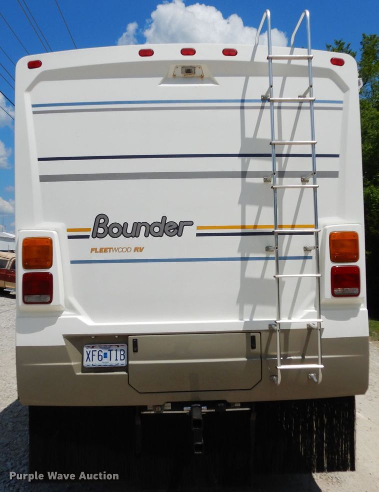 image for item IL9488 2004 Fleetwood Bounder  RV
