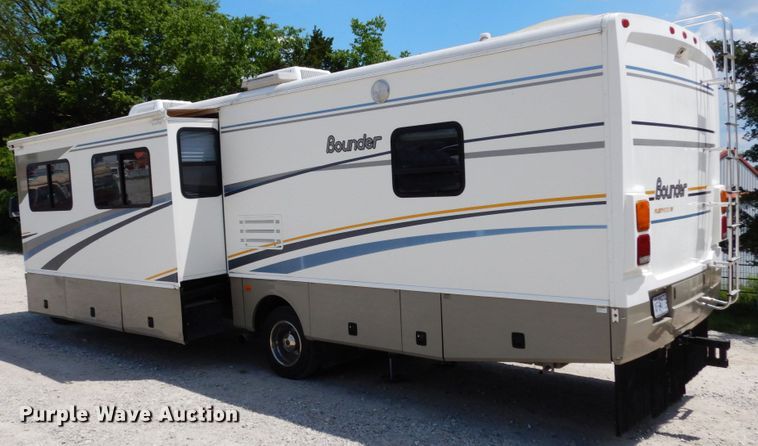 image for item IL9488 2004 Fleetwood Bounder  RV