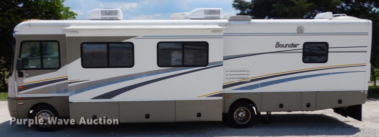 image for item IL9488 2004 Fleetwood Bounder  RV