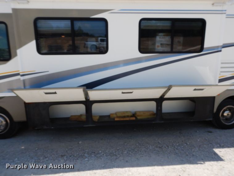 image for item IL9488 2004 Fleetwood Bounder  RV