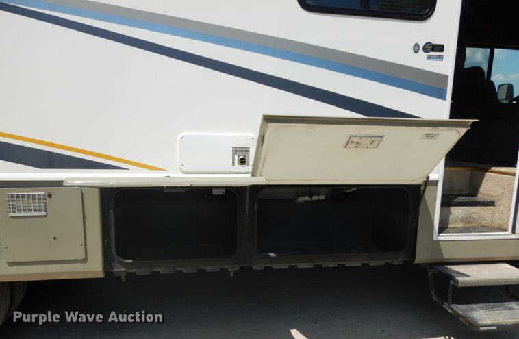 image for item IL9488 2004 Fleetwood Bounder  RV