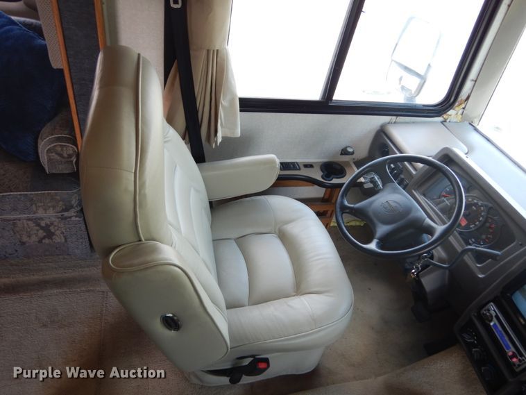 image for item IL9488 2004 Fleetwood Bounder  RV