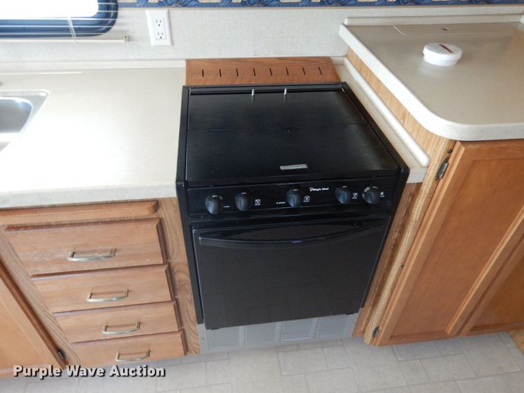 image for item IL9488 2004 Fleetwood Bounder  RV