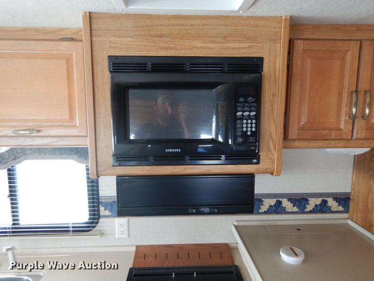 image for item IL9488 2004 Fleetwood Bounder  RV