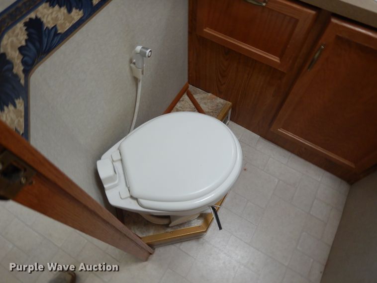 image for item IL9488 2004 Fleetwood Bounder  RV