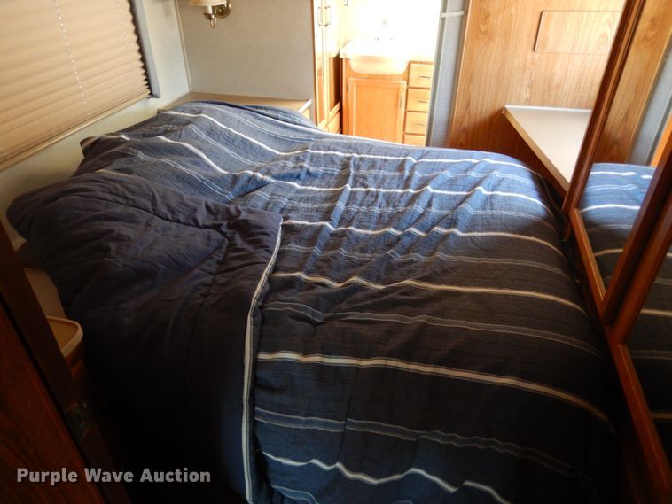 image for item IL9488 2004 Fleetwood Bounder  RV