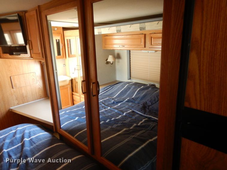 image for item IL9488 2004 Fleetwood Bounder  RV