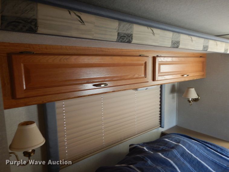 image for item IL9488 2004 Fleetwood Bounder  RV