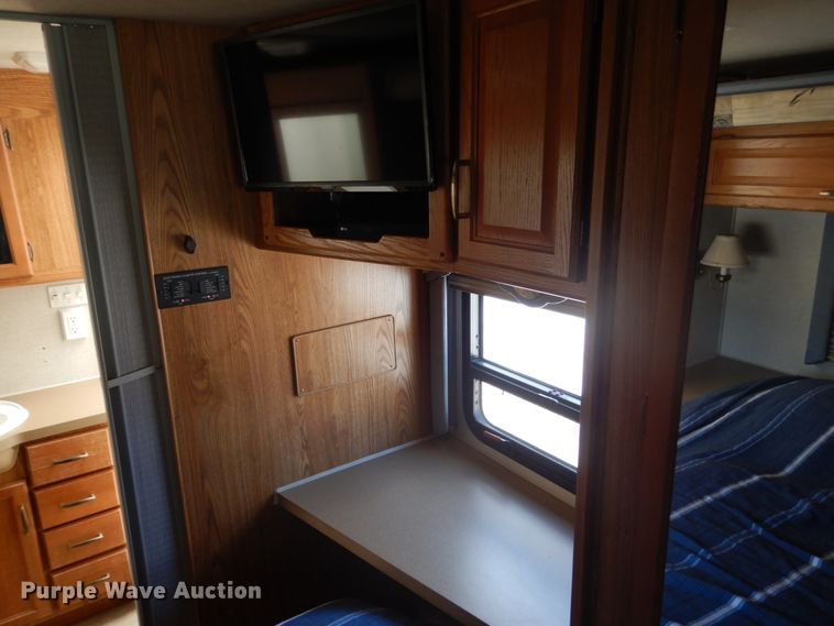 image for item IL9488 2004 Fleetwood Bounder  RV