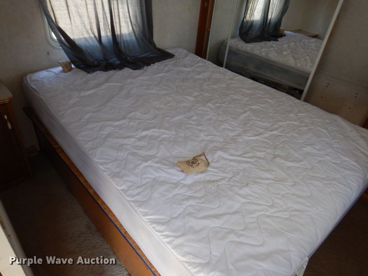 image for item IQ9604 2001 Timberland  camper