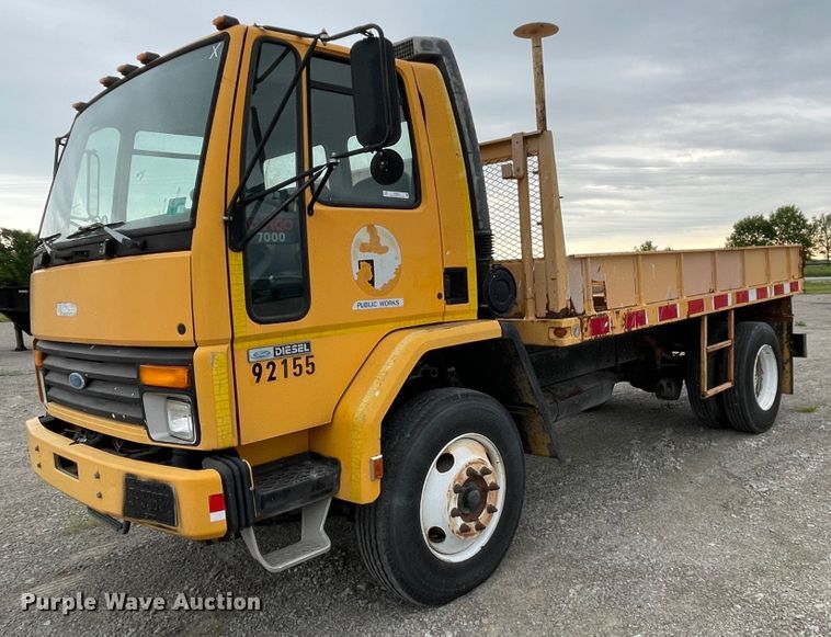 image for item IR9502 1992 Ford CF7000  flatbed truck