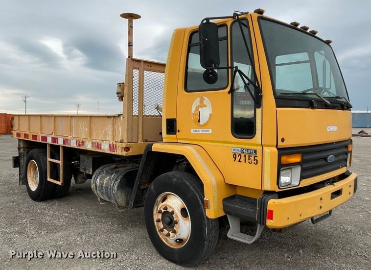 image for item IR9502 1992 Ford CF7000  flatbed truck