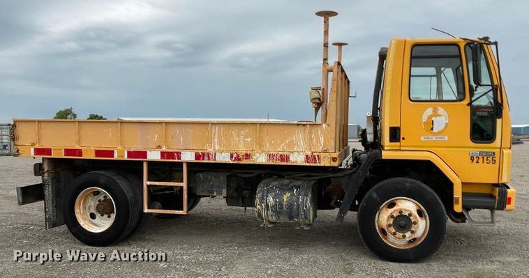 image for item IR9502 1992 Ford CF7000  flatbed truck