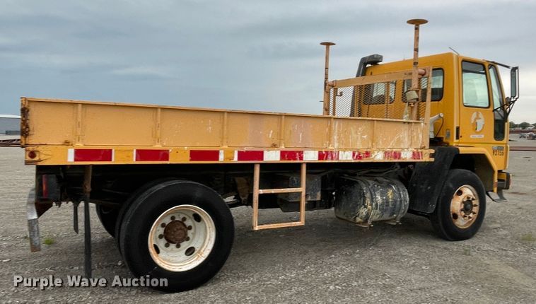 image for item IR9502 1992 Ford CF7000  flatbed truck