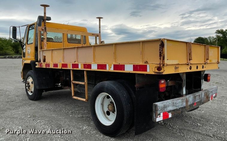 image for item IR9502 1992 Ford CF7000  flatbed truck