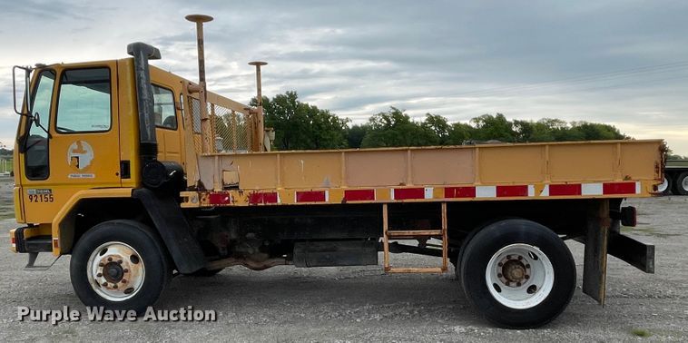 image for item IR9502 1992 Ford CF7000  flatbed truck