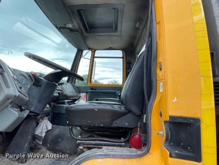 image for item IR9502 1992 Ford CF7000  flatbed truck