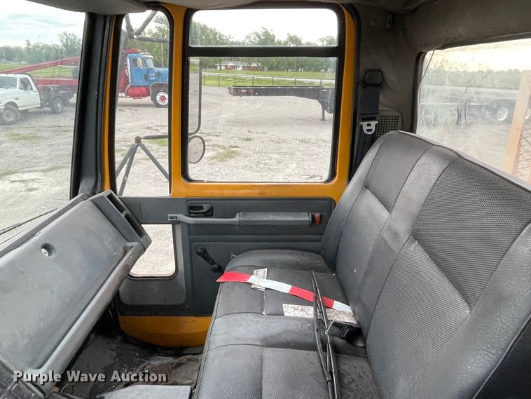 image for item IR9502 1992 Ford CF7000  flatbed truck