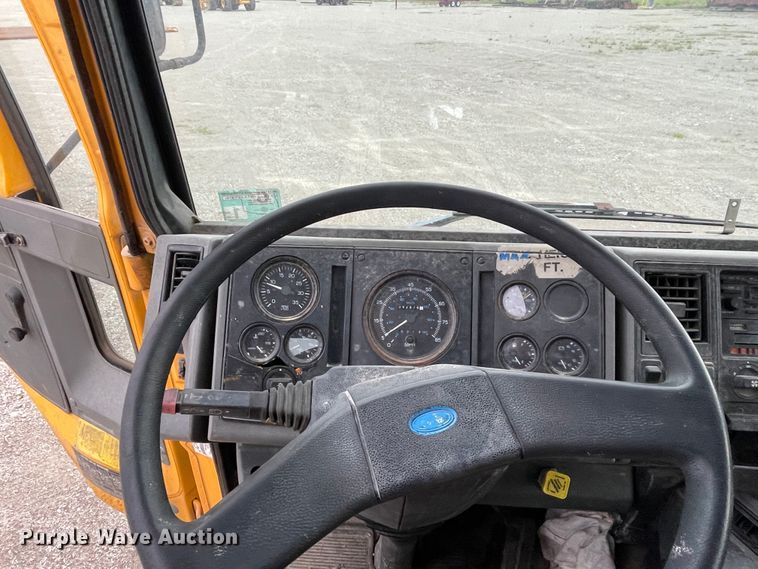 image for item IR9502 1992 Ford CF7000  flatbed truck