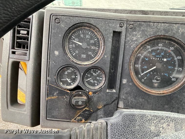 image for item IR9502 1992 Ford CF7000  flatbed truck