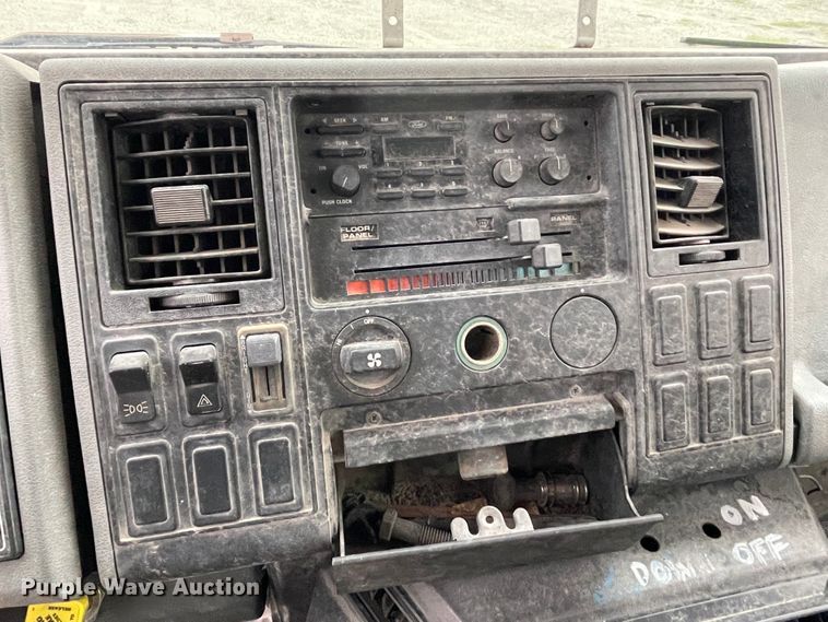 image for item IR9502 1992 Ford CF7000  flatbed truck