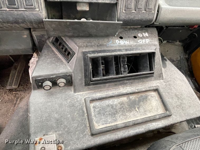 image for item IR9502 1992 Ford CF7000  flatbed truck