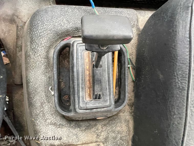 image for item IR9502 1992 Ford CF7000  flatbed truck