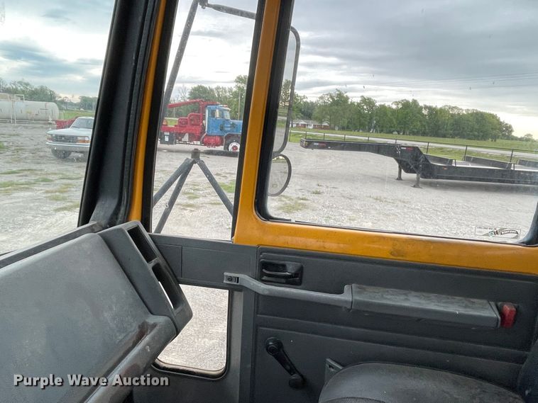 image for item IR9502 1992 Ford CF7000  flatbed truck