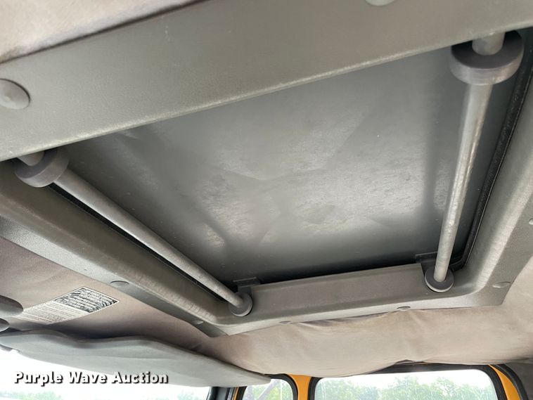 image for item IR9502 1992 Ford CF7000  flatbed truck