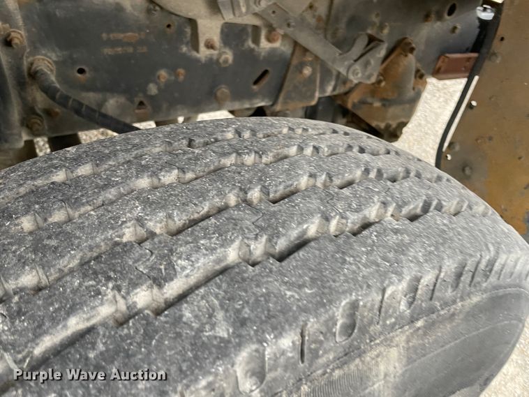 image for item IR9502 1992 Ford CF7000  flatbed truck