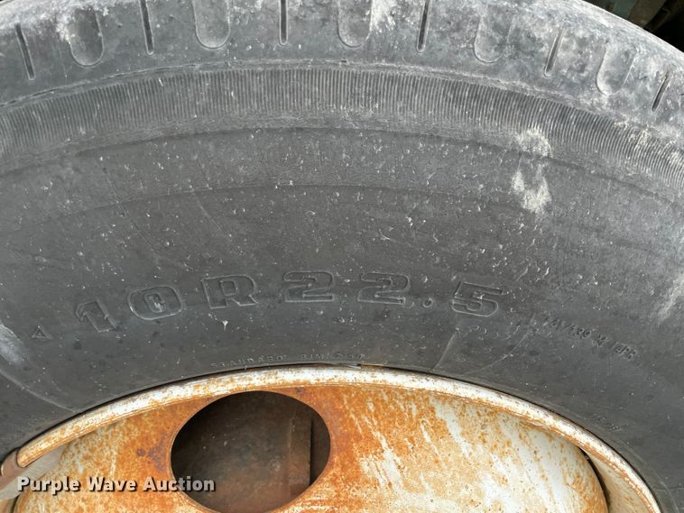 image for item IR9502 1992 Ford CF7000  flatbed truck