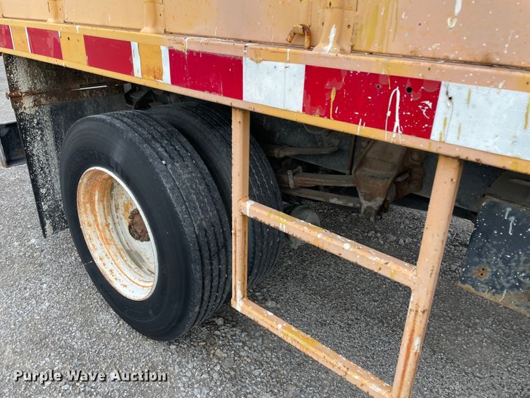 image for item IR9502 1992 Ford CF7000  flatbed truck