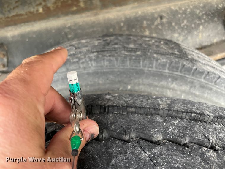 image for item IR9502 1992 Ford CF7000  flatbed truck