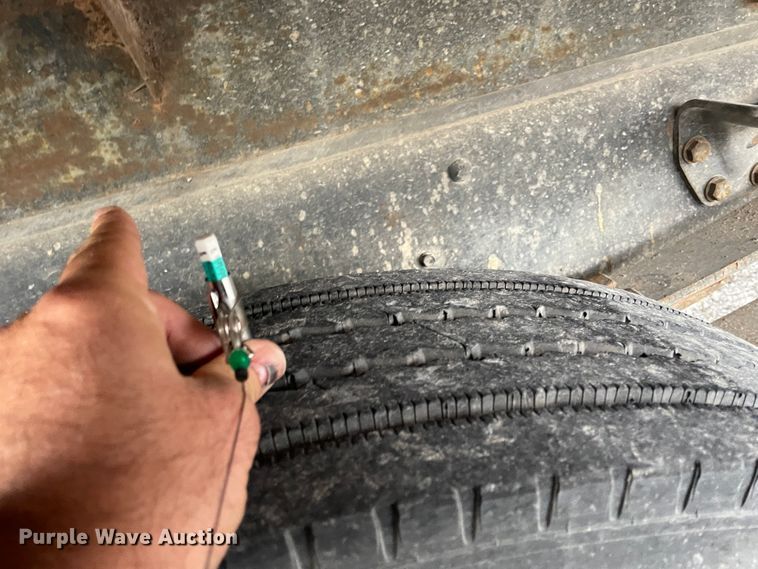 image for item IR9502 1992 Ford CF7000  flatbed truck