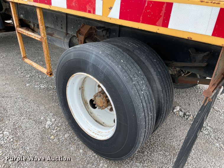 image for item IR9502 1992 Ford CF7000  flatbed truck