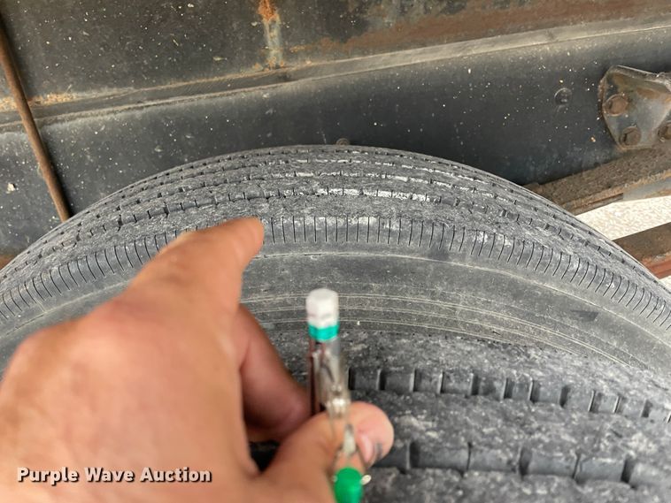 image for item IR9502 1992 Ford CF7000  flatbed truck